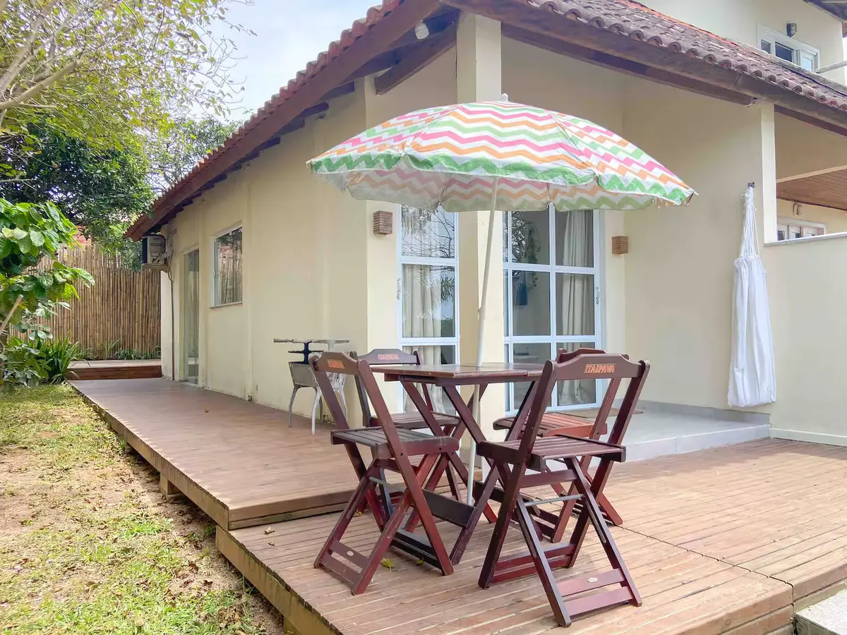 Área externa: fachada do loft com deck